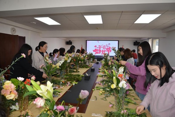 华体会（中国）公司工会举办 “春暖花开·诗情花艺”妇女节插花活动